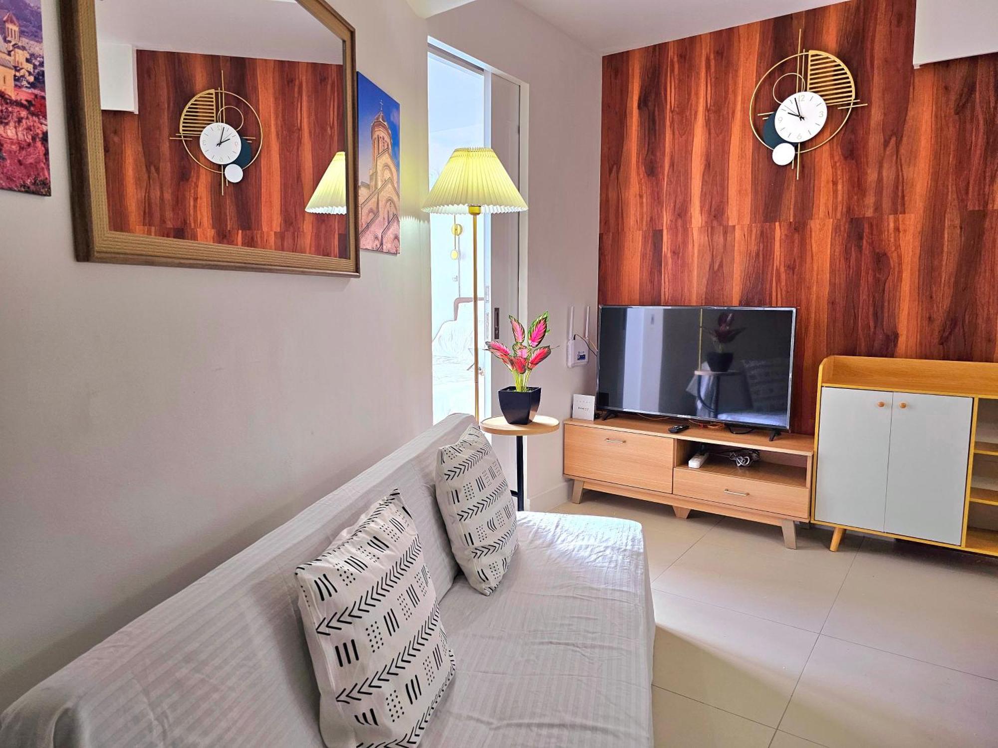 Acellyne'S Suites At The Residences At Commonwealth By Century Кесон-Сити Экстерьер фото
