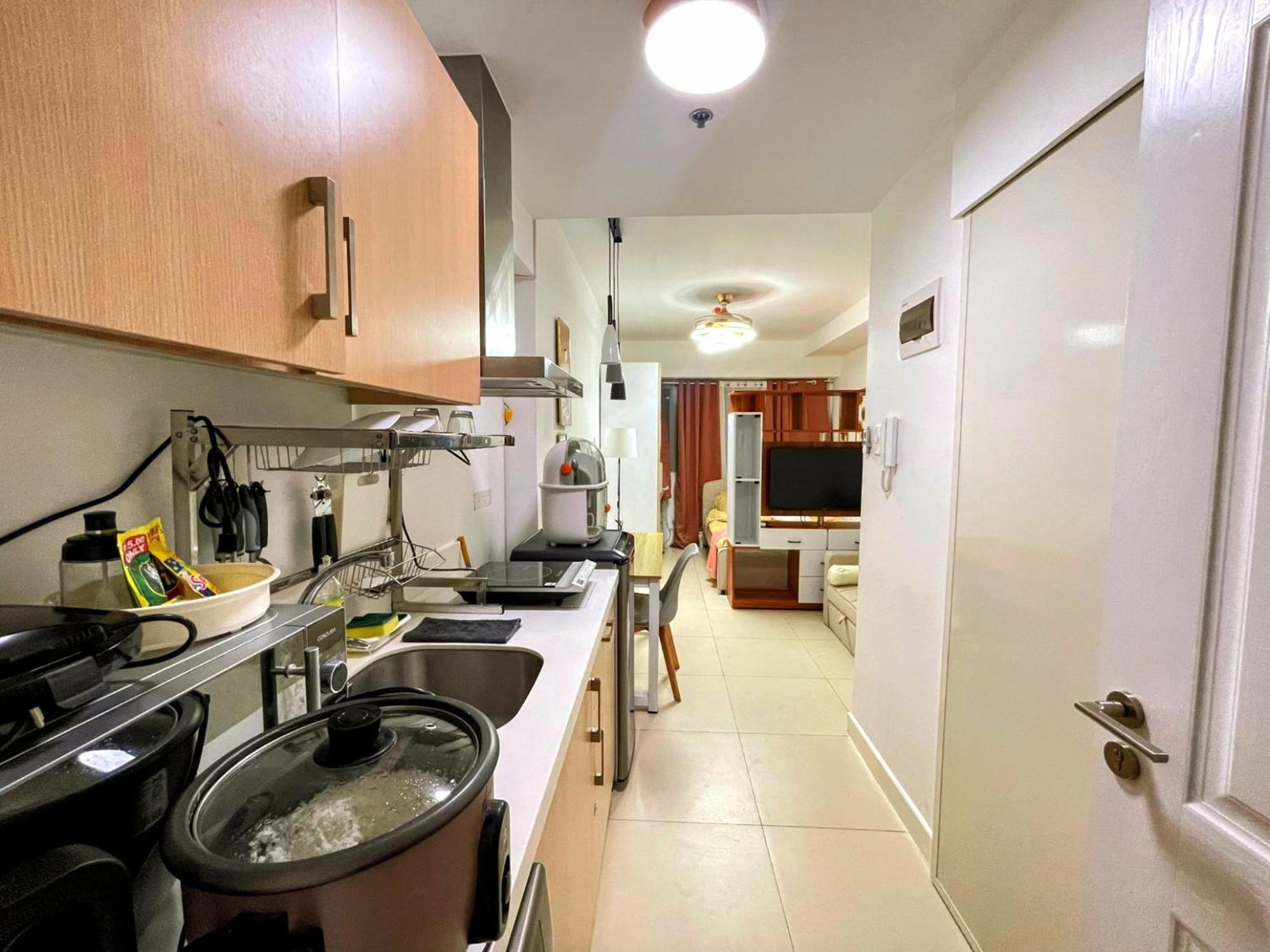 Acellyne'S Suites At The Residences At Commonwealth By Century Кесон-Сити Номер фото